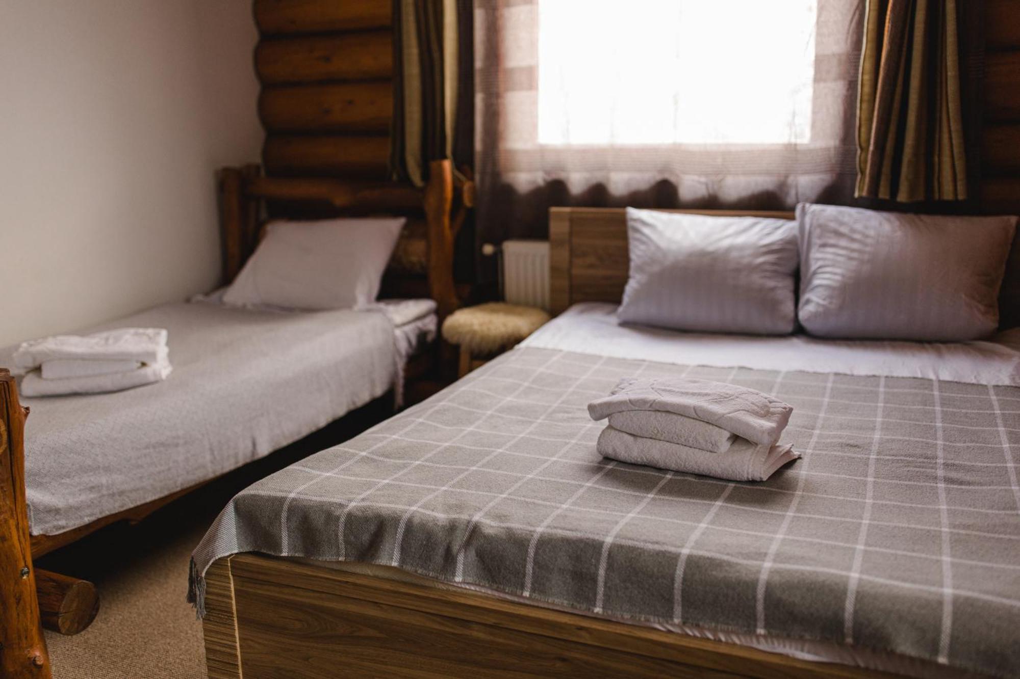 Kolyba Opryshkiv Hotell Nizhneye Selishche Rum bild